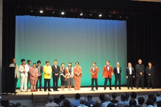 舞台上に出演者の皆さんが集合している写真