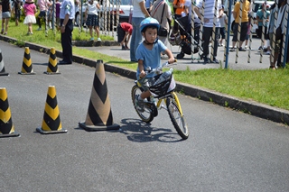自転車の練習をする子どもの写真