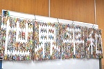 折鶴で作られた世界平和の文字の写真