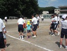 中学生と遊ぶ子どもたちの写真