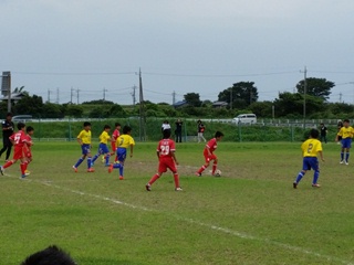 コートを駆ける試合中の選手の写真