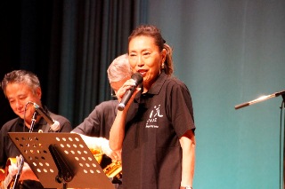 歌を披露する鈴木史子さんの写真