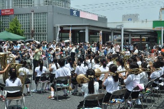 地元の児童・生徒の演奏風景の写真