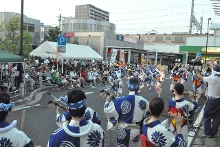 おみこしが練り歩いている様子の写真