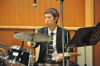 ドラムスの大野孝さんの演奏中の写真