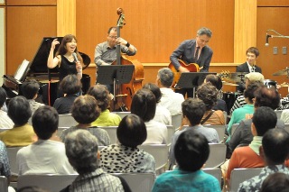 楽しそうに演奏をされる織絵ボーランドカルテットの皆さんの写真