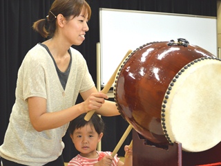 太鼓を叩く悠子さんと咲さんの写真