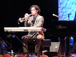 ピアノ・キーボード・トランペット・曽根麻央さんの写真