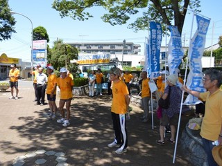 平和の像の前に集う皆さんの写真