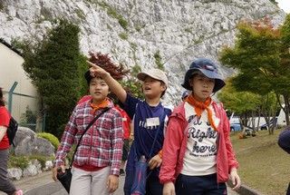 登山に向かう子どもたちの写真