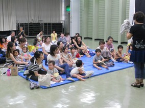 お話会のおやくそくを聞くお子さんの写真