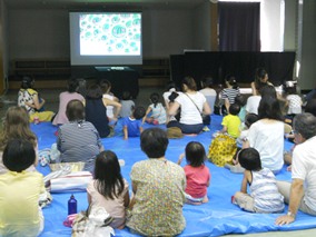 投影絵本を見るお子さん方の写真