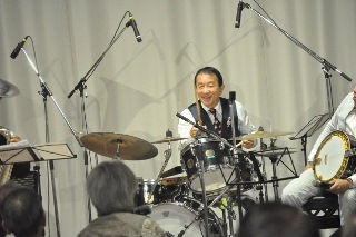ドラムスの楠堂浩己さんの写真