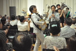 客席を練り歩きながら演奏する出演者の皆さんの写真