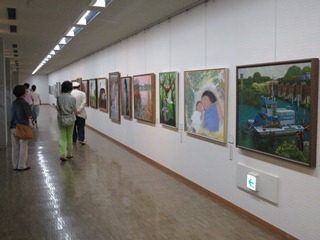 絵画が展示されているギャラリーの様子の写真