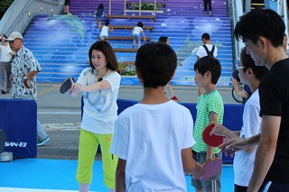 子どもたちに卓球を教える四元さんの写真