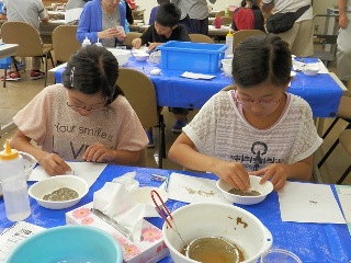 粘土をこねる子どもたちの写真
