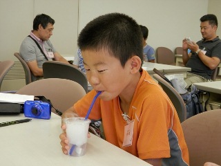 つくったサイダーを飲む子どもの写真