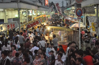 人々で賑わう露店の写真