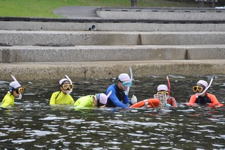 スノーケリングで海に入っていく写真