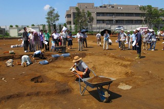 発掘現場の見学風景の写真