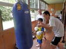 ボクシング部員にパンチを教わる子どもの写真
