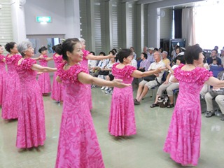 華やかなピンク色の衣装で踊るダンサーの写真