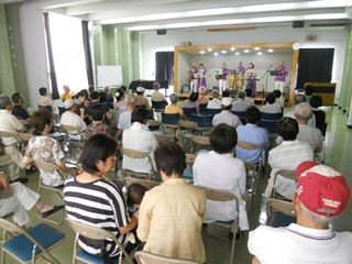 演奏と踊りを楽しむ観客の皆さんの写真