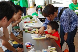 「涼」、「食」、「和」のブースで体験を楽しむ子どもの写真