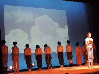 朗読の様子の写真