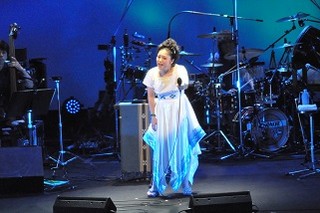 青い衣装の夏川りみさんの写真