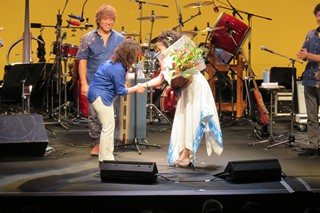 コンサート終了時花束贈呈の写真