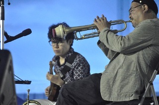 ビッグバンドリーダー・辰巳哲也さんがトランペットを演奏している写真