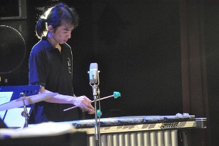 ヴィブラフォンを演奏する針生公博さんの写真
