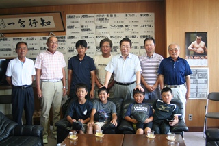 相馬市役所を訪れ、立谷市長を表敬訪問した様子の写真