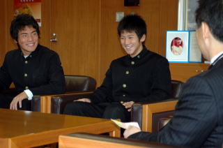流山出身の2選手が市長室を訪問