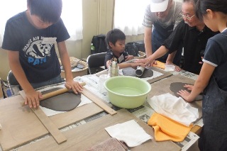 流山名陶会の会員による指導の様子の写真