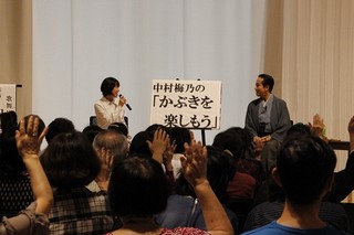 インタビュー形式で進められる講演の写真