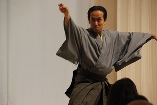 舞を踊る中村梅乃さんの写真