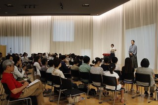ステージに立つ中村梅乃さんの写真