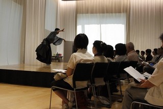 ステージ上で舞う中村梅乃さんの写真