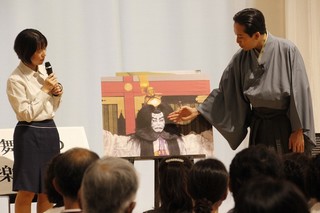 パネルをもとに説明をする中村さんの写真