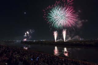 観客席から見える花火の写真