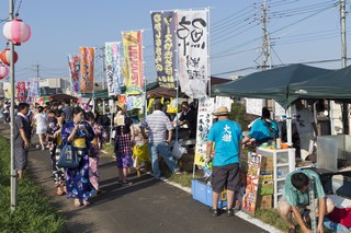 食事やお酒が楽しめる屋台村の写真