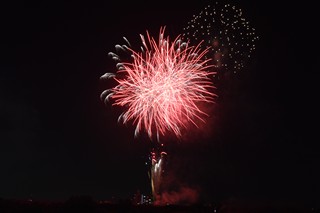 夜空を彩る赤い花火の写真