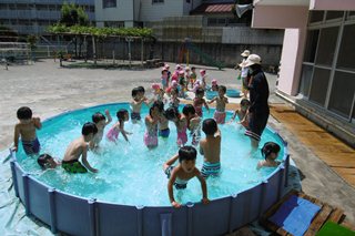 プールで遊ぶ子どもたちの写真