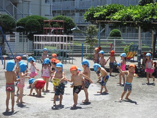 裸足で遊ぶ子どもたちの写真