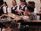 講師の野上さんがドラムをたたいている写真