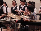 講師の野上さんがドラムをたたいている写真