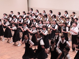 ダンスを交えて演奏する生徒の写真